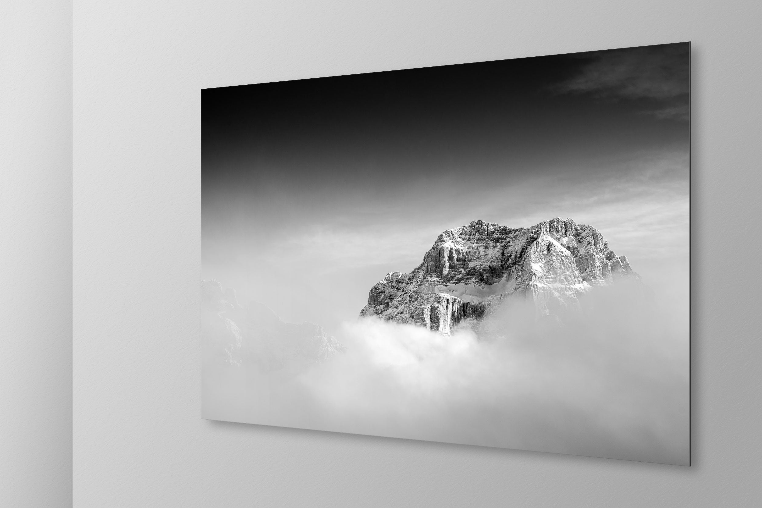 Simulazione di stampa fine art in bianco e nero di DOLOMITE LANDSCAPES montata su pannello dibond e appesa a parete con effetto sospeso