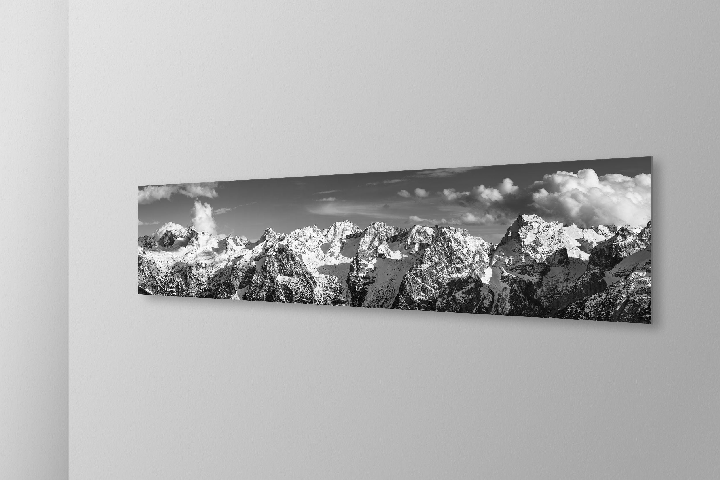 Le Marmarole d'inverno. Simulazione di stampa fine art in bianco e nero di DOLOMITE LANDSCAPES montata su pannello dibond e appesa a parete con effetto sospeso