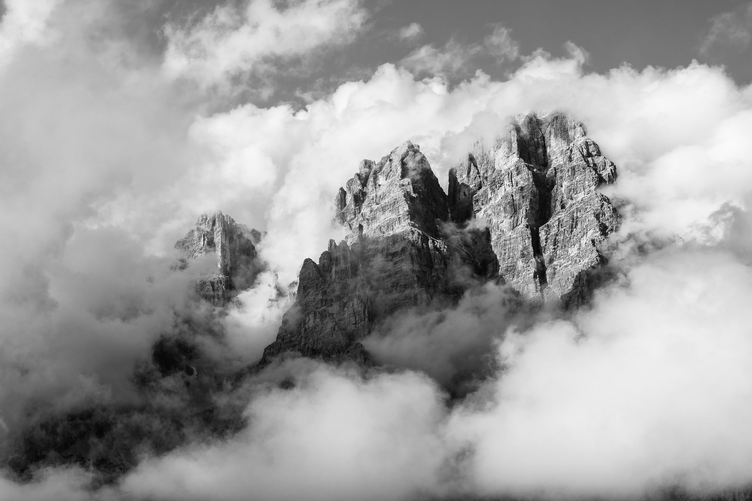 Fotografia in bianco e nero del Monte Cristallo che emerge dalle nuvole dopo un temporale estivo