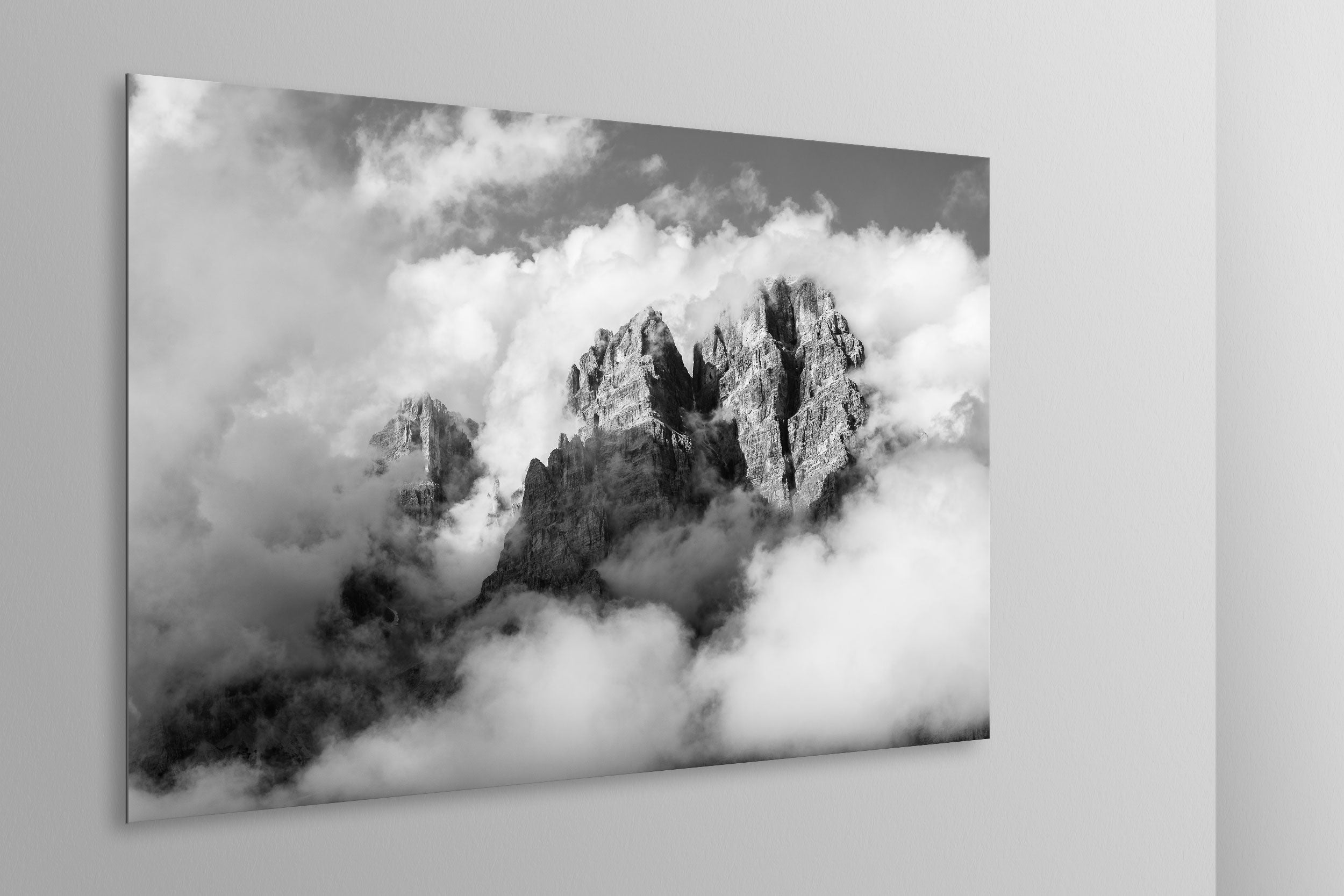 Simulazione di stampa fine art in bianco e nero di DOLOMITE LANDSCAPES montata su pannello dibond e appesa a parete con effetto sospeso