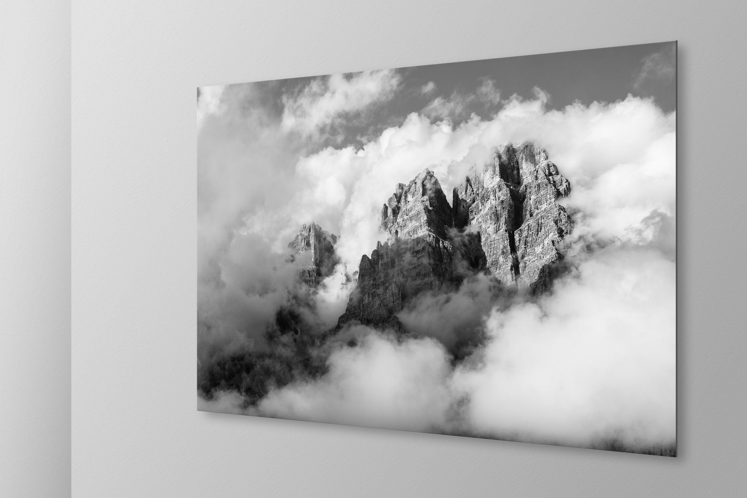 Simulazione di stampa fine art in bianco e nero di DOLOMITE LANDSCAPES montata su pannello dibond e appesa a parete con effetto sospeso