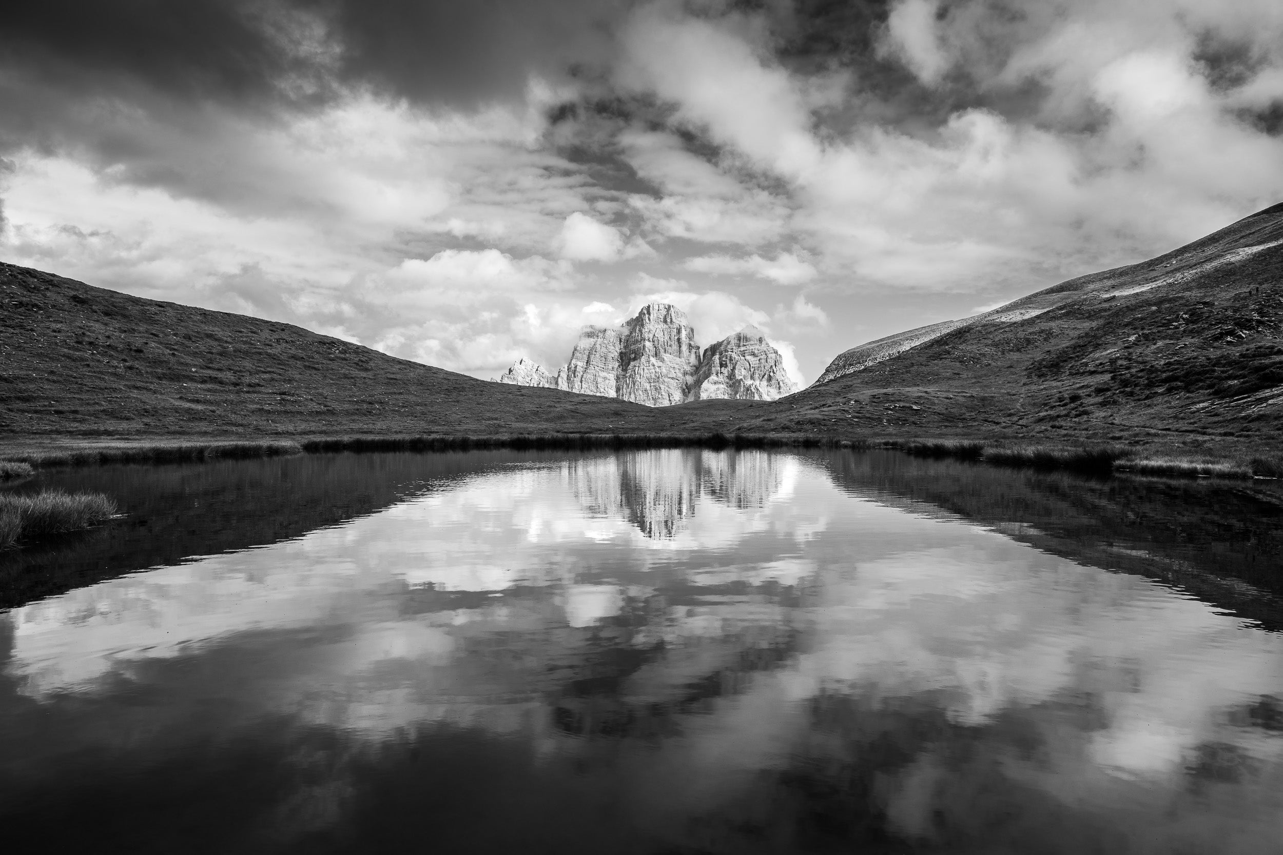 Fotografia in bianco e nero del Monte Pelmo con riflesso sul lago delle BAste