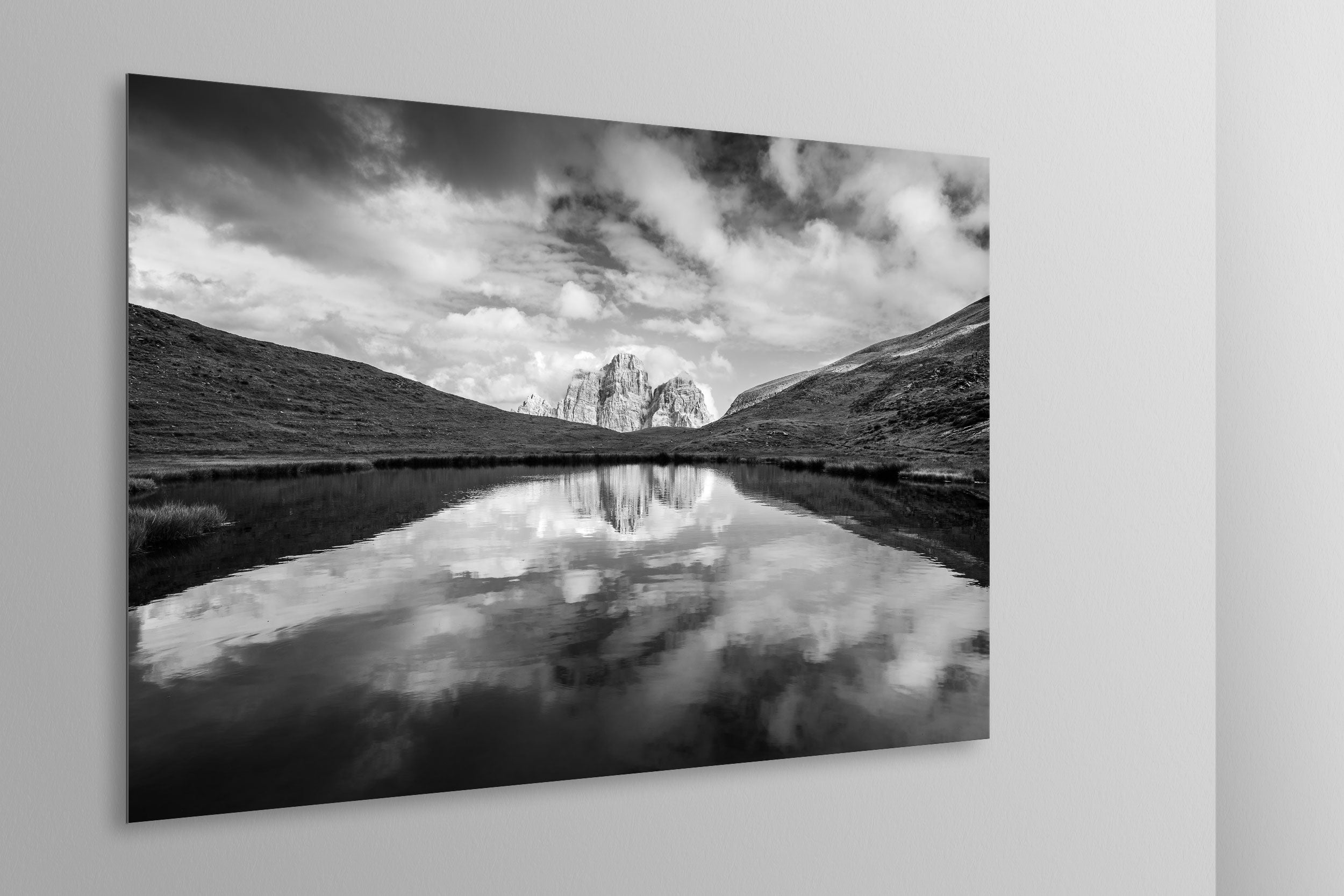 Simulazione di stampa fine art in bianco e nero di DOLOMITE LANDSCAPES montata su pannello dibond e appesa a parete con effetto sospeso