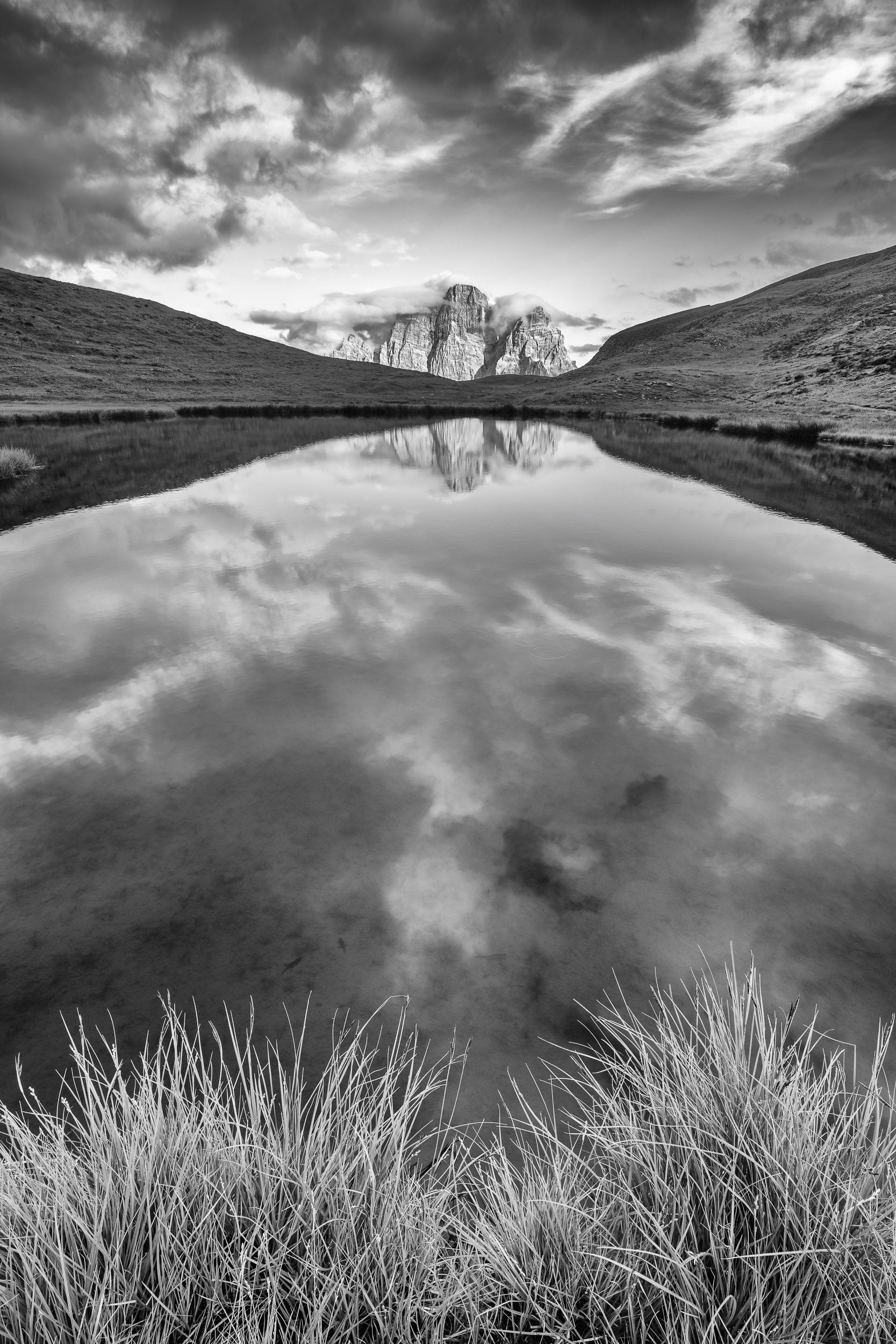 Fotografia verticale in bianco e nero del Lago delle Baste verso il Monte Pelmo