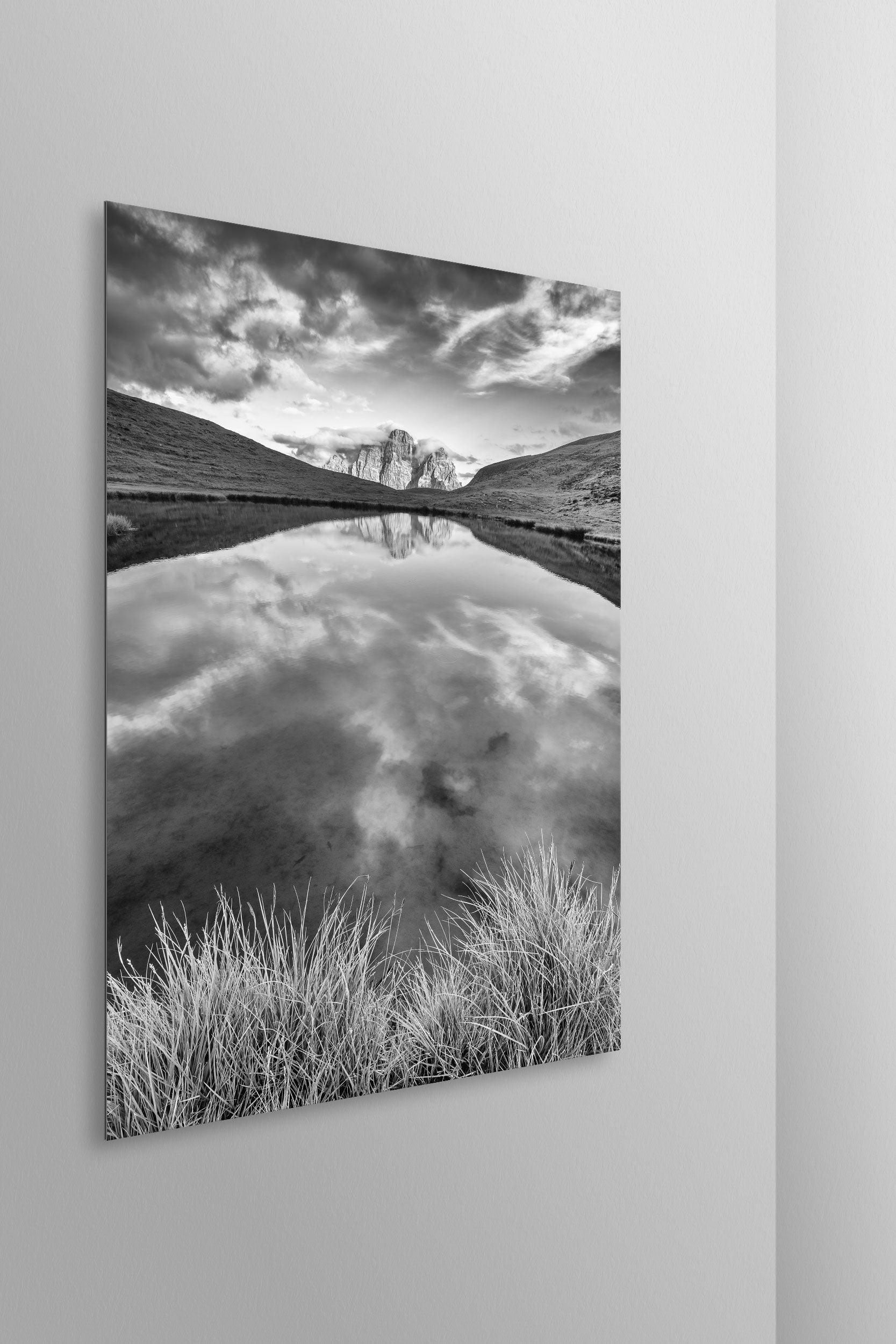 Simulazione di stampa fine art in bianco e nero di DOLOMITE LANDSCAPES montata su pannello dibond e appesa a parete con effetto sospeso
