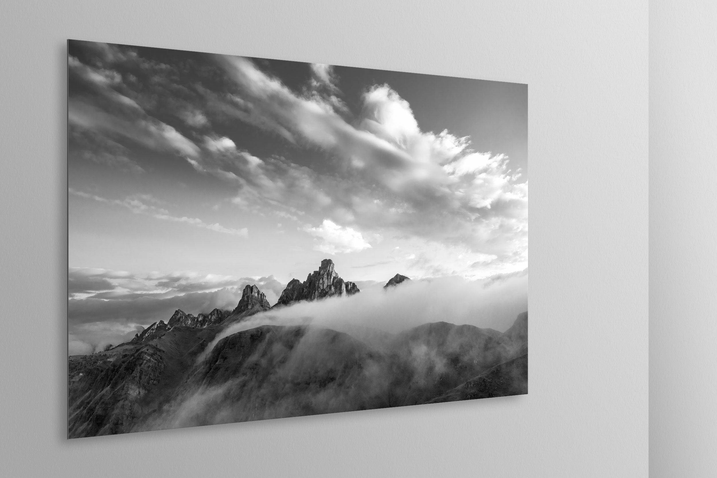 Simulazione di stampa fine art in bianco e nero di DOLOMITE LANDSCAPES montata su pannello dibond e appesa a parete con effetto sospeso