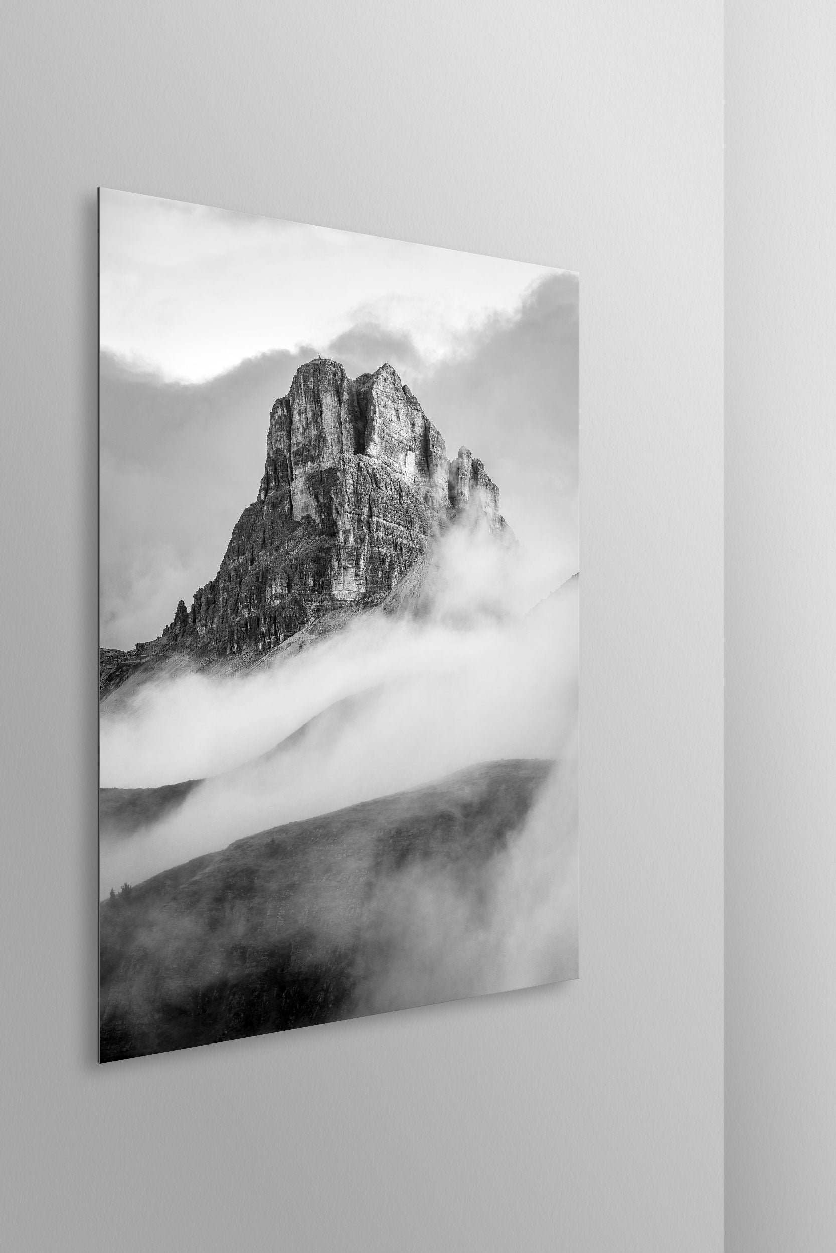 Simulazione di stampa fine art in bianco e nero di DOLOMITE LANDSCAPES montata su pannello dibond e appesa a parete con effetto sospeso
