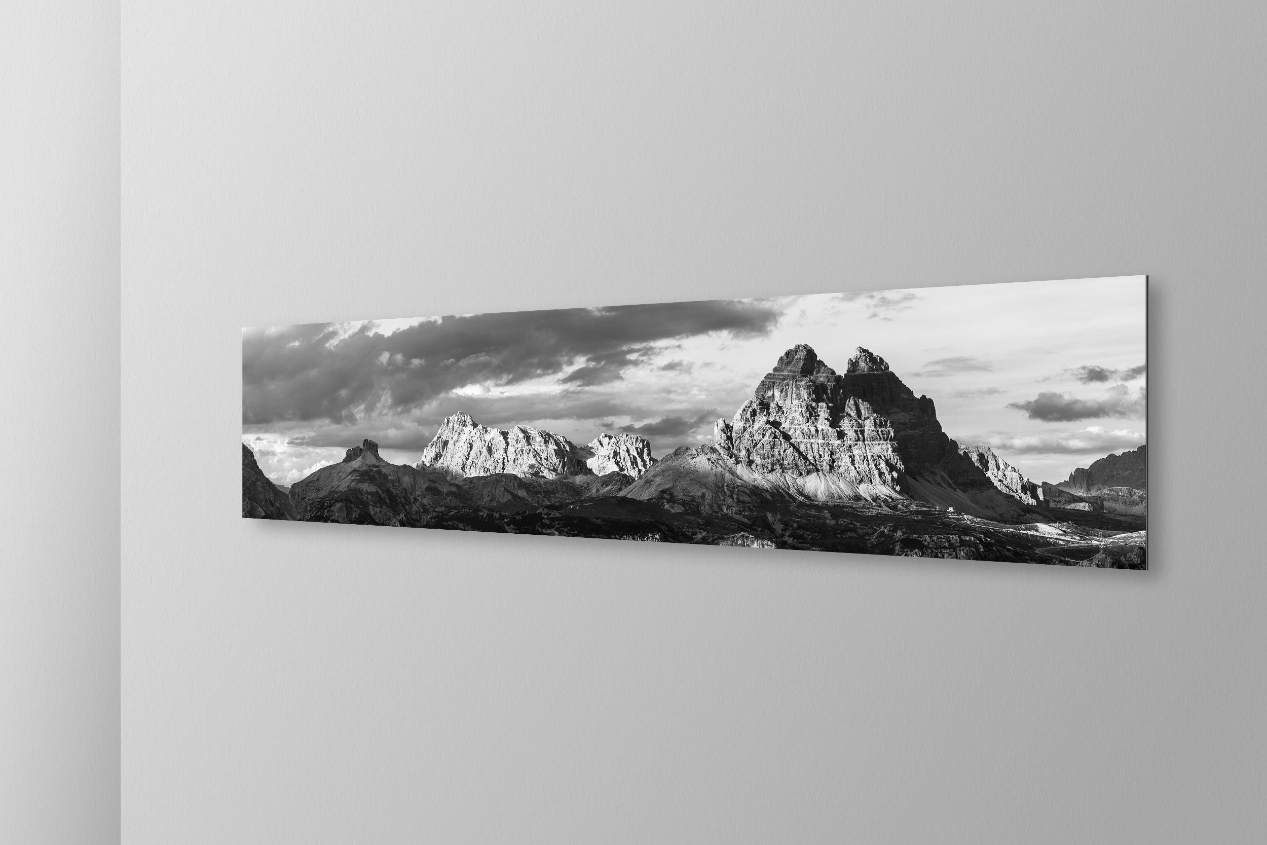 Panorama verso le Tre Cime. Simulazione di stampa fine art in bianco e nero di DOLOMITE LANDSCAPES montata su pannello dibond e appesa a parete con effetto sospeso