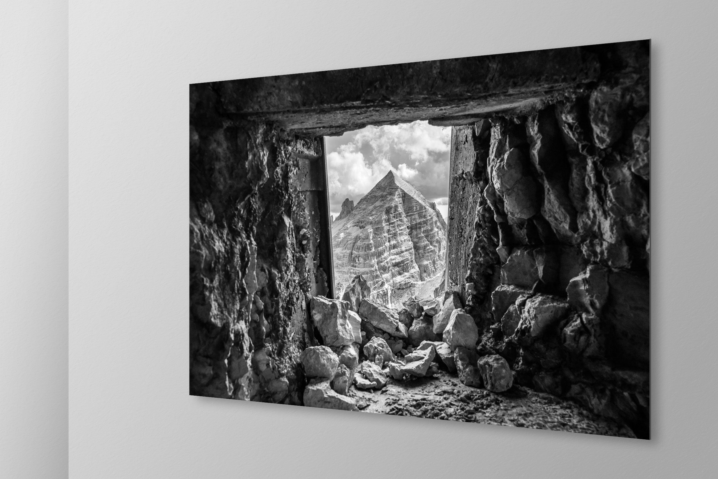 Tofana di Rozes. Simulazione di stampa fine art in bianco e nero di DOLOMITE LANDSCAPES montata su pannello dibond e appesa a parete con effetto sospeso