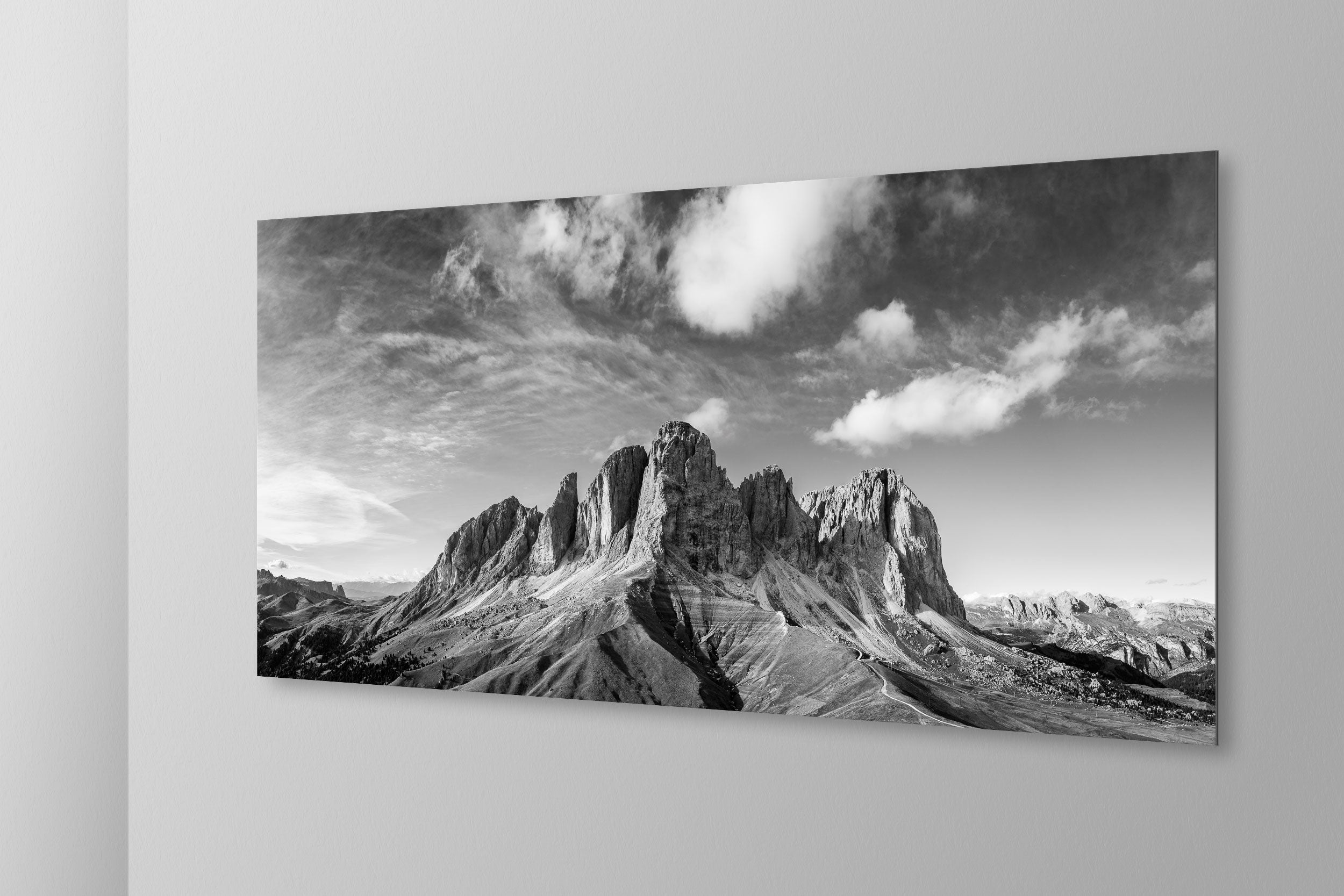 Sassolungo. Simulazione di stampa fine art in bianco e nero di DOLOMITE LANDSCAPES montata su pannello dibond e appesa a parete con effetto sospeso
