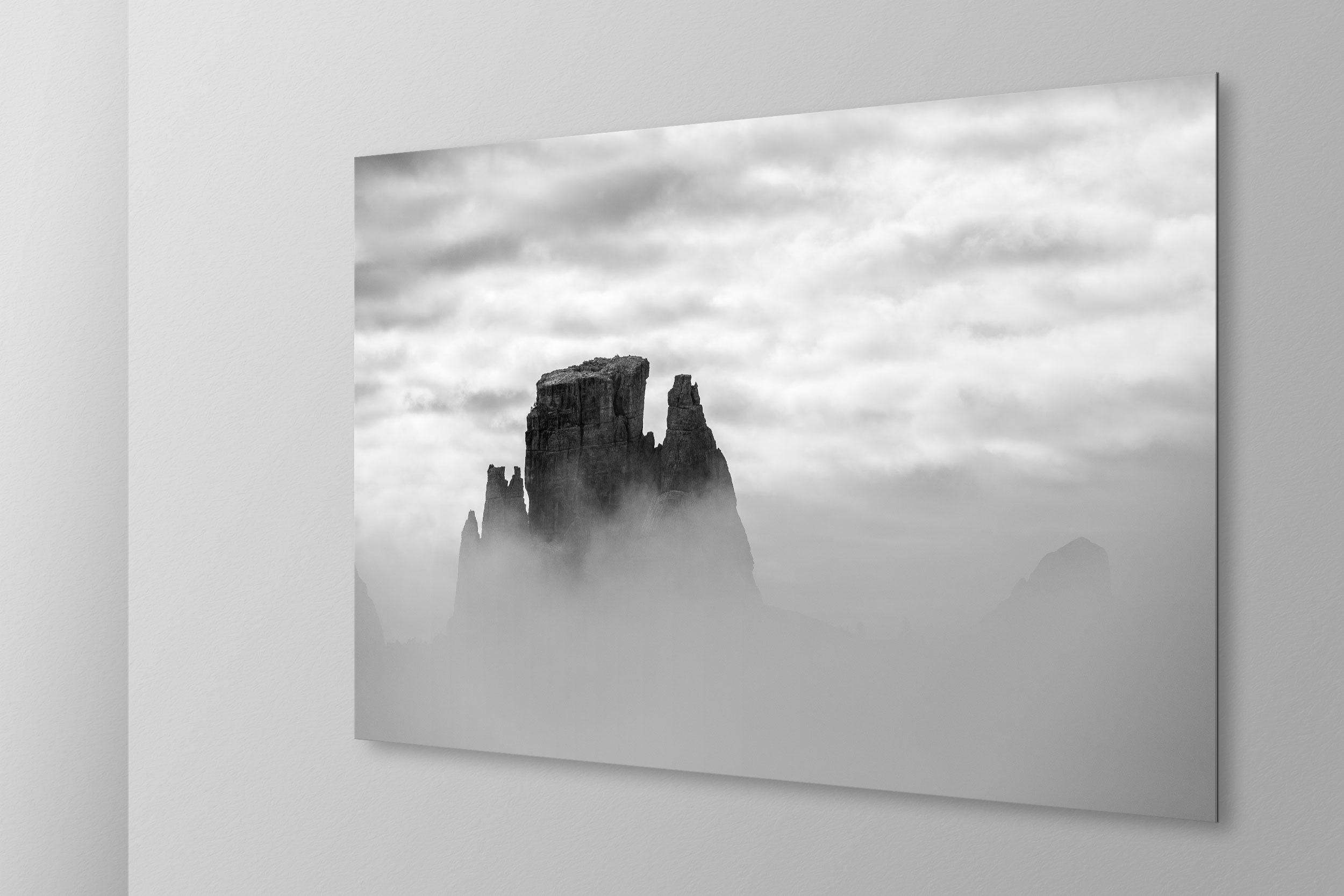 Simulazione di stampa fine art in bianco e nero di DOLOMITE LANDSCAPES montata su pannello dibond e appesa a parete con effetto sospeso
