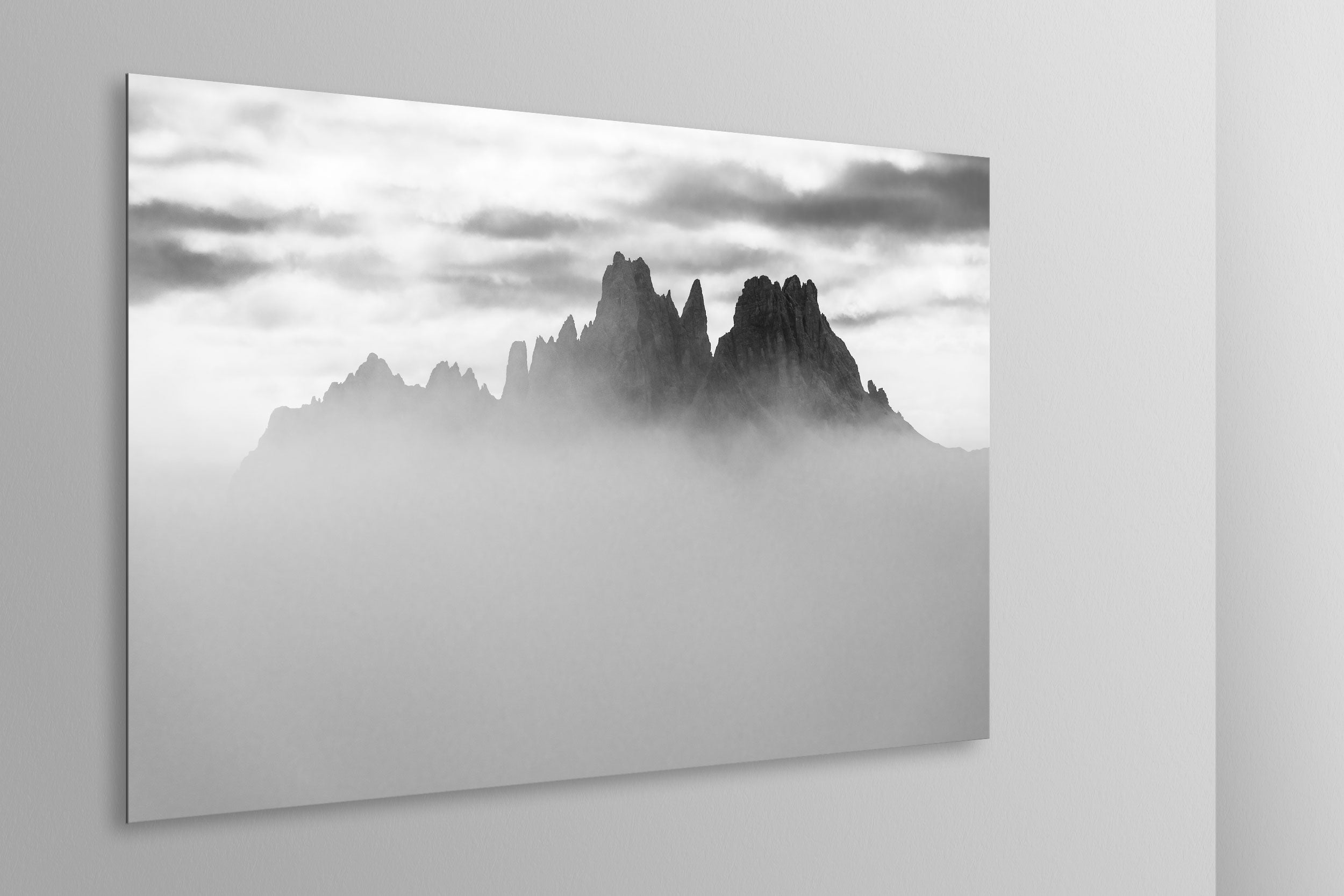 Simulazione di stampa fine art in bianco e nero di DOLOMITE LANDSCAPES montata su pannello dibond e appesa a parete con effetto sospeso