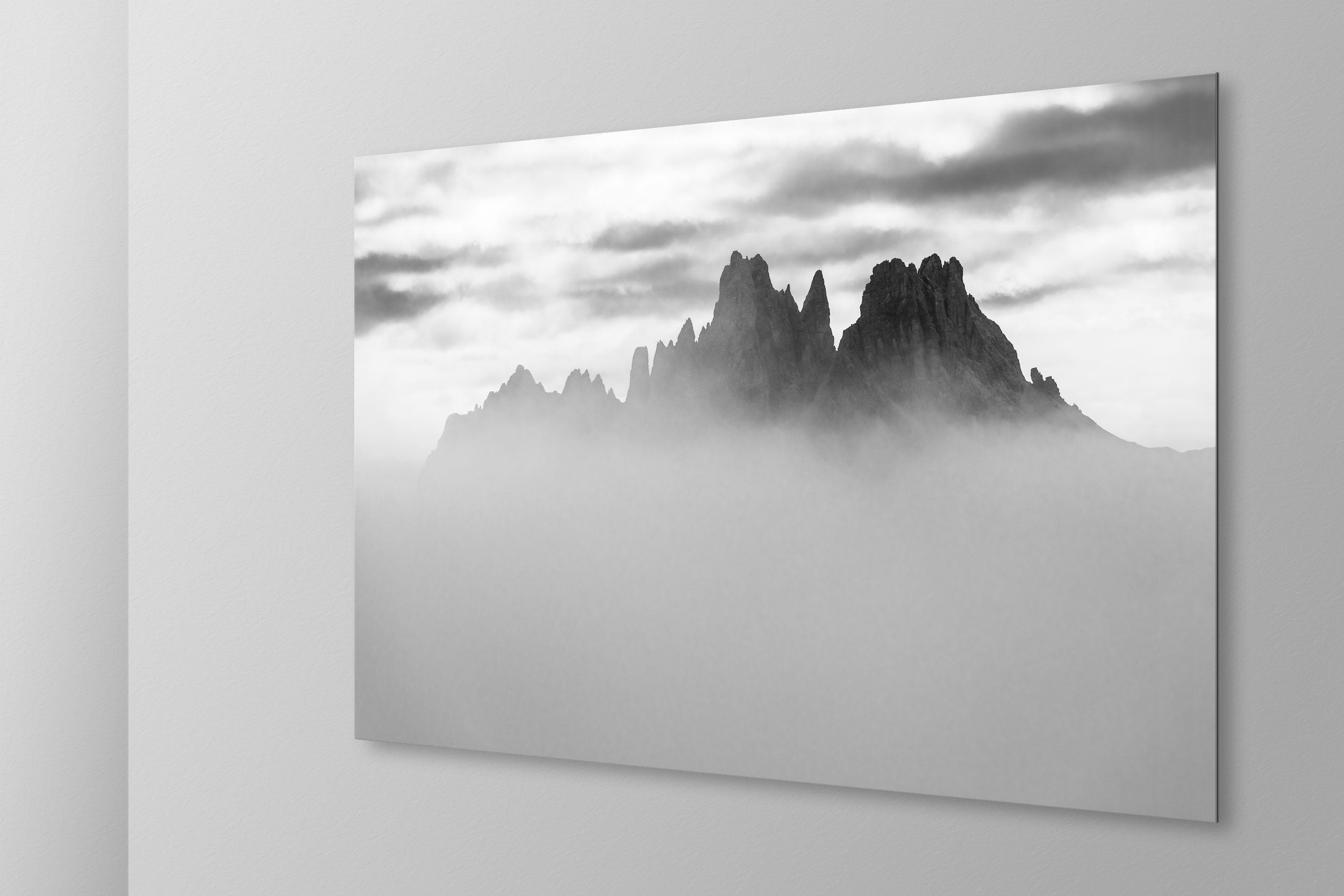 Simulazione di stampa fine art in bianco e nero di DOLOMITE LANDSCAPES montata su pannello dibond e appesa a parete con effetto sospeso