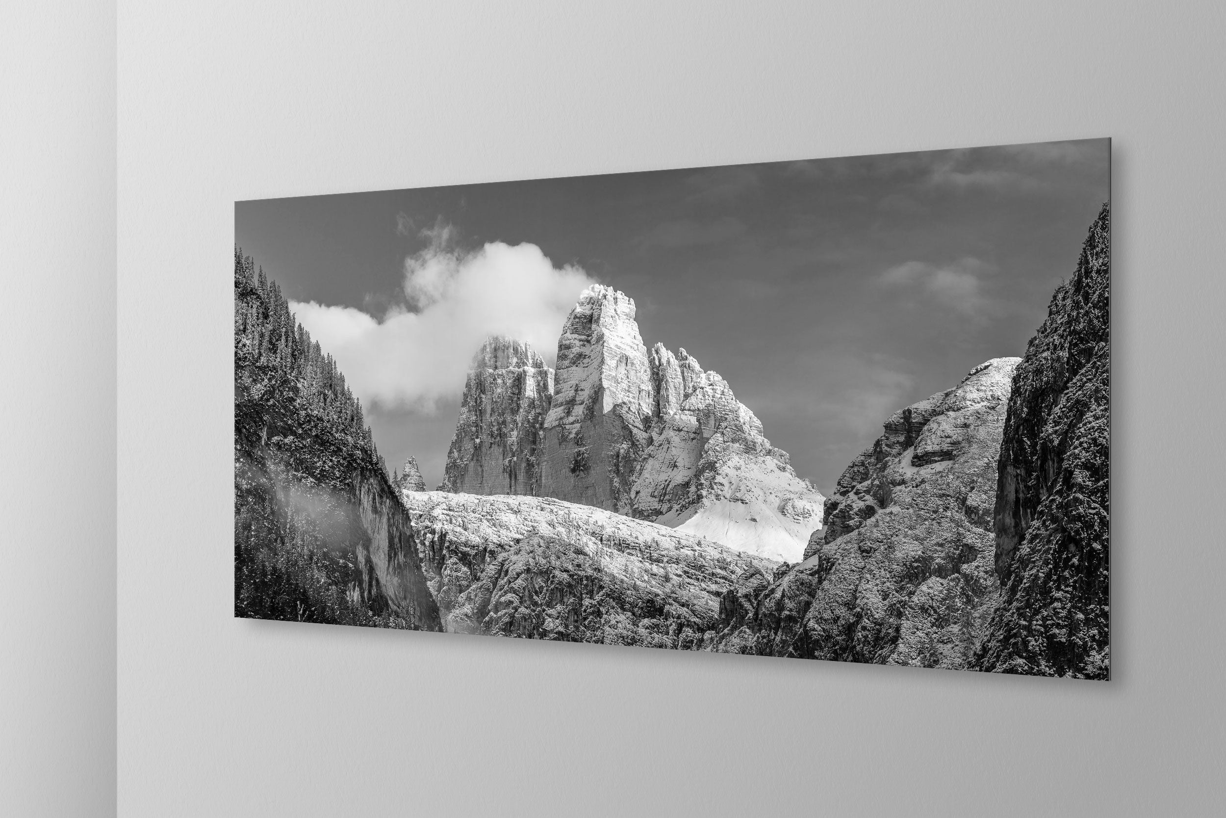 Tre Cime di Lavaredo. Simulazione di stampa fine art in bianco e nero di DOLOMITE LANDSCAPES montata su pannello dibond e appesa a parete con effetto sospeso