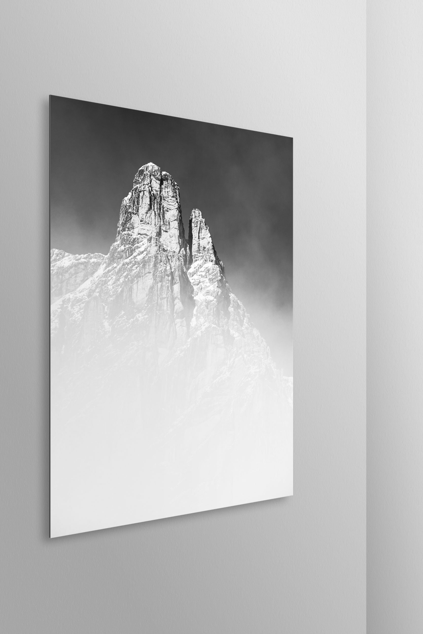 Simulazione di stampa fine art in bianco e nero di DOLOMITE LANDSCAPES montata su pannello dibond e appesa a parete con effetto sospeso