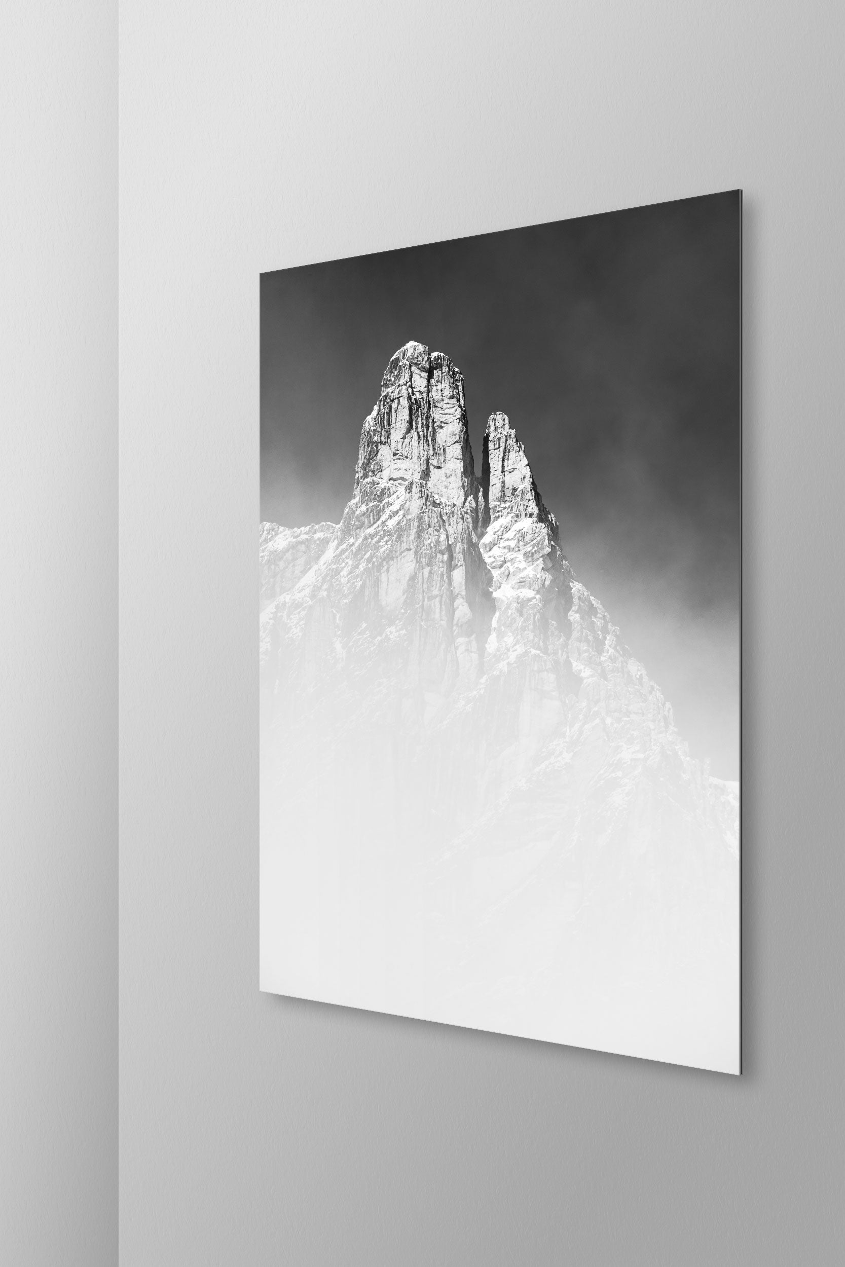 Simulazione di stampa fine art in bianco e nero di DOLOMITE LANDSCAPES montata su pannello dibond e appesa a parete con effetto sospeso