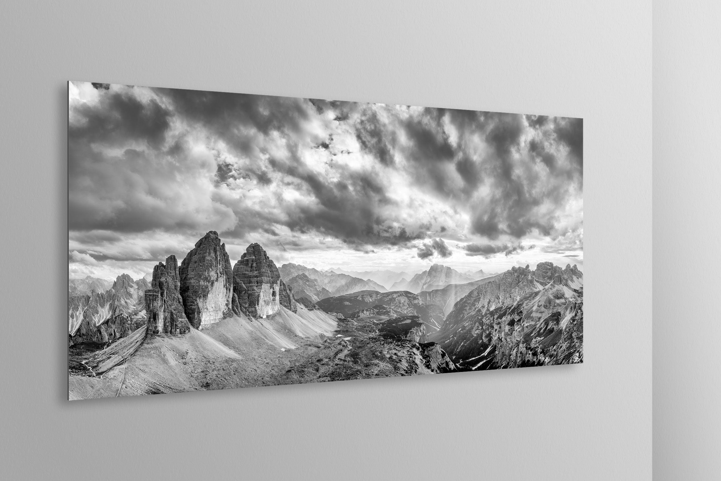Tre Cime di Lavaredo. Simulazione di stampa fine art in bianco e nero di DOLOMITE LANDSCAPES montata su pannello dibond e appesa a parete con effetto sospeso