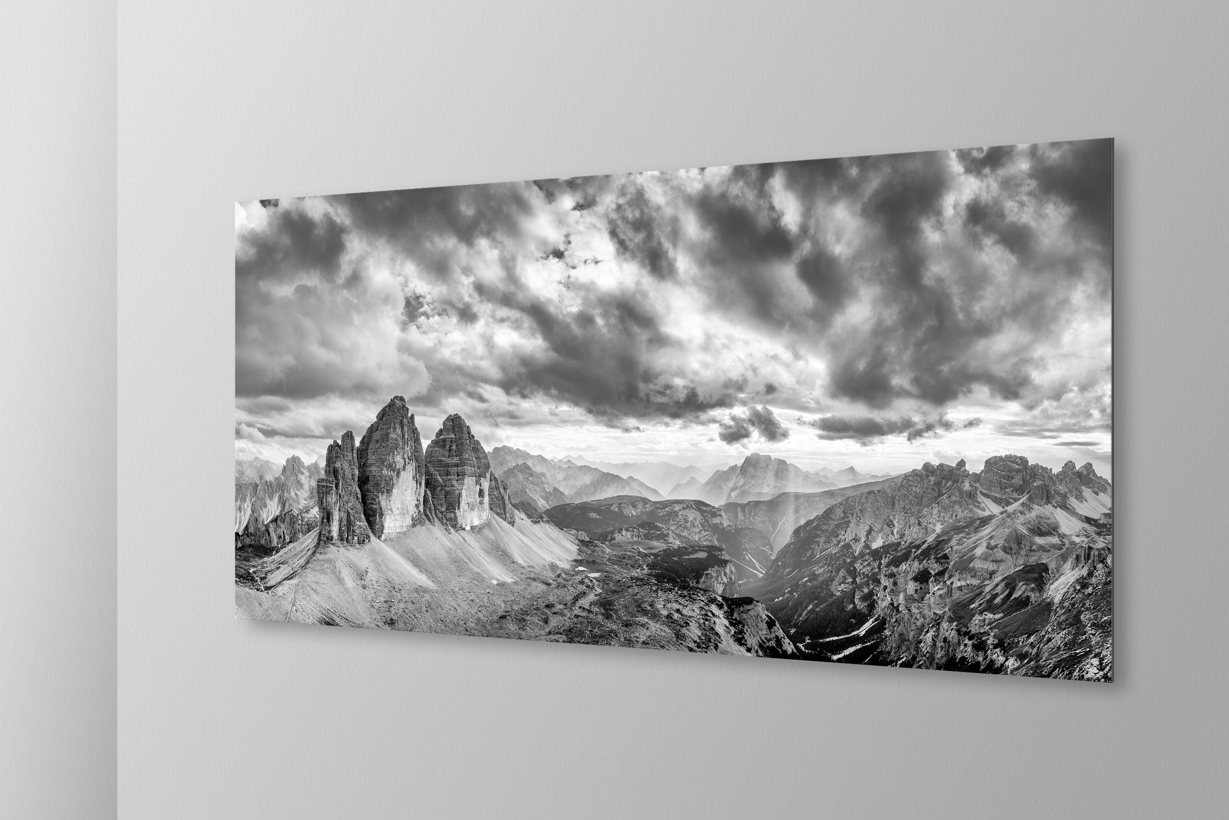 Tre Cime di Lavaredo. Simulazione di stampa fine art in bianco e nero di DOLOMITE LANDSCAPES montata su pannello dibond e appesa a parete con effetto sospeso