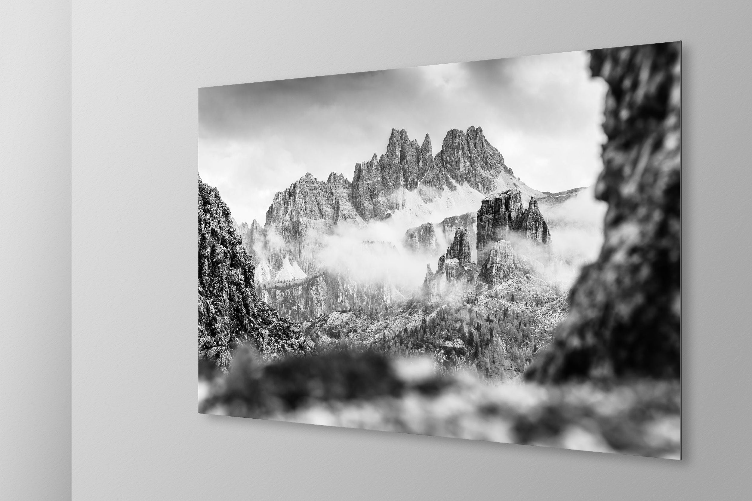 Simulazione di stampa fine art in bianco e nero di DOLOMITE LANDSCAPES montata su pannello dibond e appesa a parete con effetto sospeso